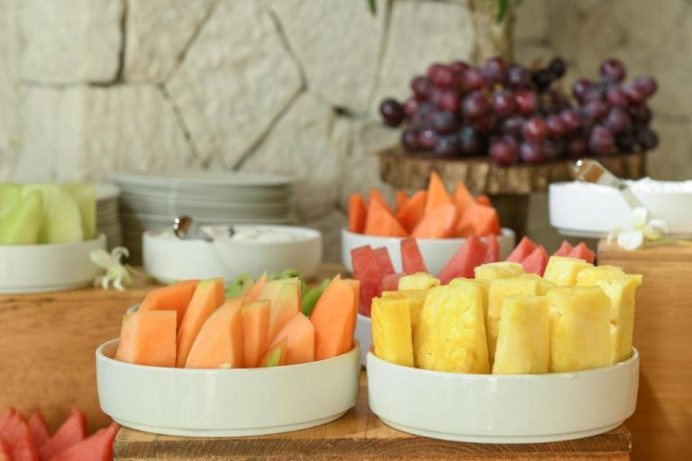 Variedad de frutas tropicales frescas cortadas en el buffet del Hotel Xcaret Arte Adults Only México