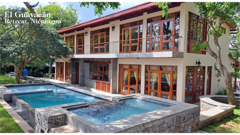 Piscina exterior e hidromasaje del Retreat El Guayacán Nicaragua con villa de dos plantas