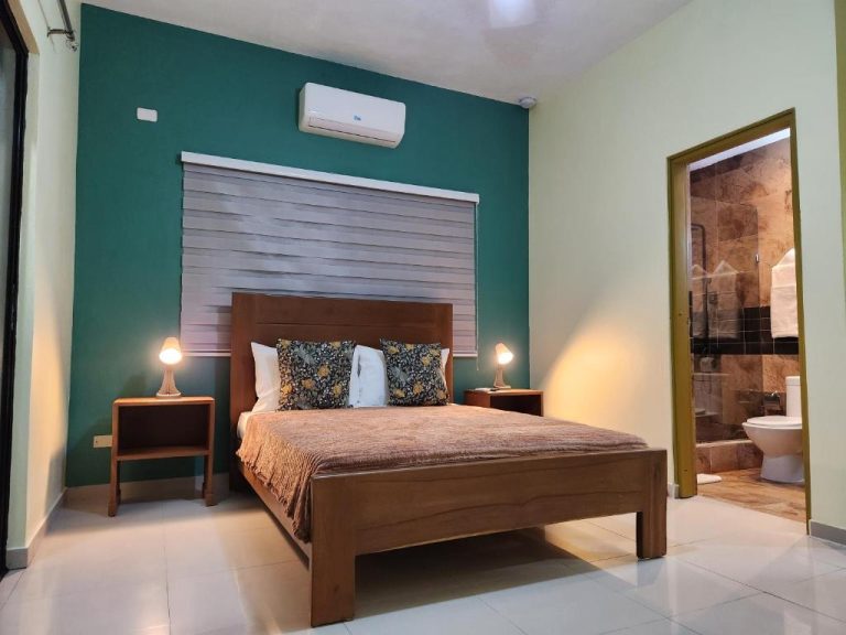 Habitación doble con cama matrimonial y baño privado en Hotel La Casona MC con aire acondicionado