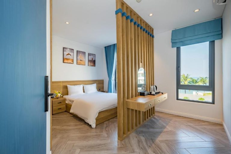 Habitación doble con decoración en madera y azul con vista al mar en Cát Lợi Phú Quốc Hotel