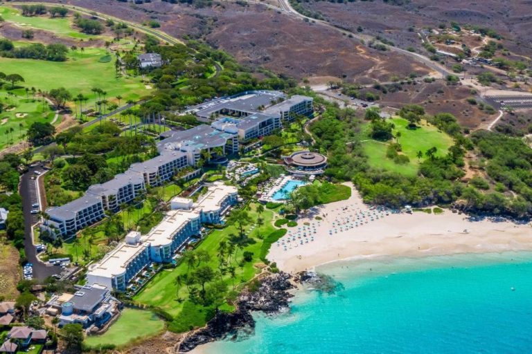 Vista aérea del The Westin Hapuna Beach Resort con piscina, playa de arena blanca y aguas turquesas en Hawaii