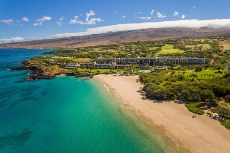 Vista aérea del The Westin Hapuna Beach Resort con playa de arena blanca y aguas turquesas en Hawaii