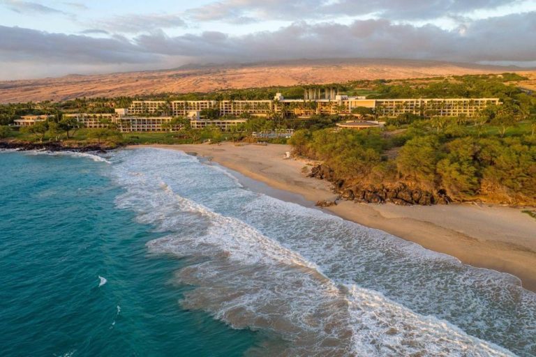 Vista aérea del The Westin Hapuna Beach Resort con su playa de arena y aguas turquesas en Hawaii