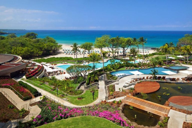 Vista aérea de las piscinas exteriores y playa del The Westin Hapuna Beach Resort en Hawaii