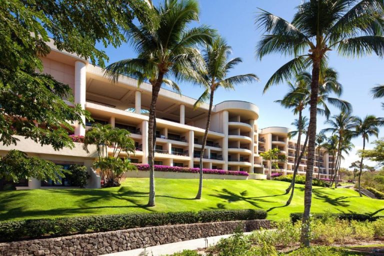 Jardines tropicales con palmeras y fachada exterior del Westin Hapuna Beach Resort en Hawaii