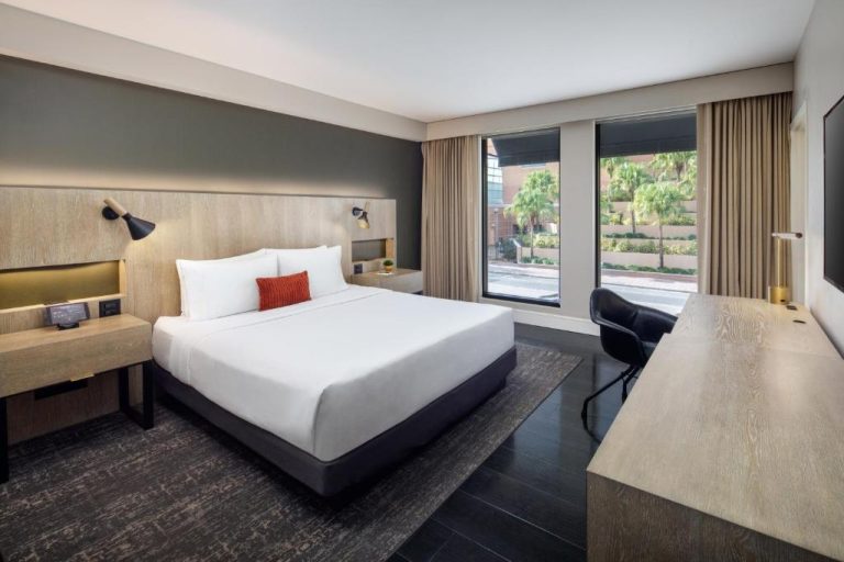 Habitación king con escritorio de trabajo y vistas al exterior en The Delaney Hotel