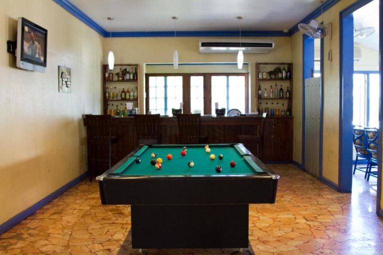 Sala de billar con barra de bar y televisión en Toby's Resort, perfecta para el entretenimiento