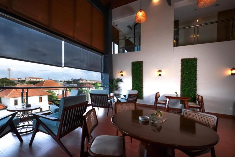 Restaurante con terraza y vistas panorámicas de la ciudad en Dream of Aventus Hotel Kuta