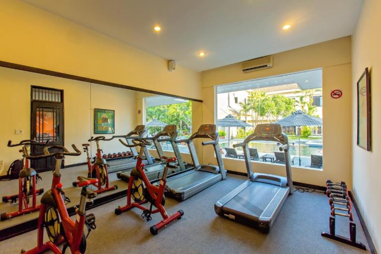 Gimnasio totalmente equipado con cintas de correr y bicicletas estáticas en Hoi An Historic Hotel