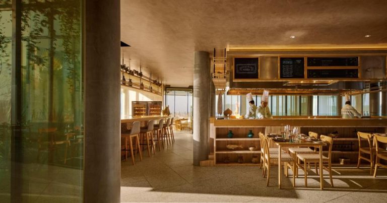 Restaurante con cocina abierta y chefs en el PARKROYAL Langkawi Resort, decoración natural en madera