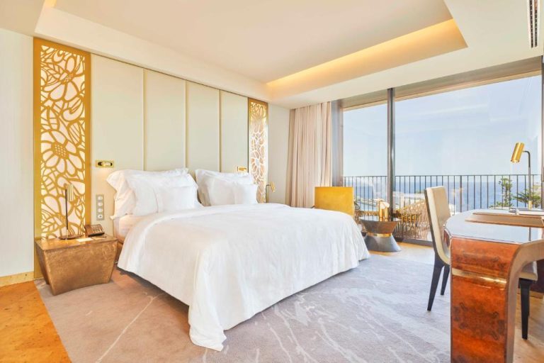 Habitación de lujo con cama doble y vistas al mar en el Savoy Palace Leading Hotels of the World