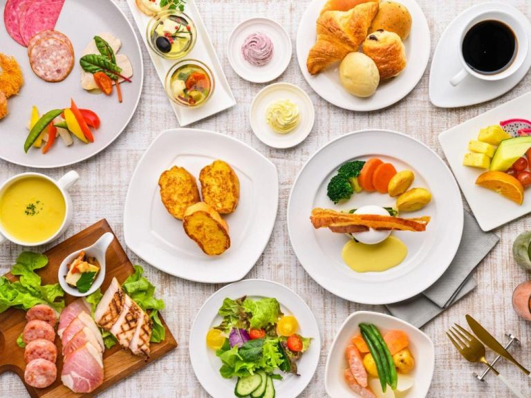 Desayuno buffet con croissants, frutas, embutidos y huevos benedictinos en el Hotel Nikko Alivila