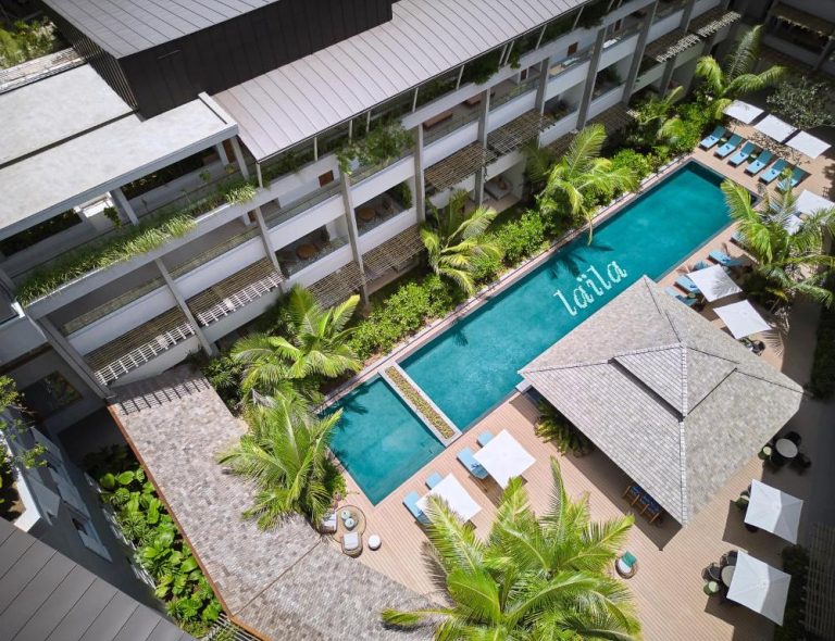 Vista aérea de la piscina exterior rodeada de palmeras en Laïla Seychelles Tribute Portfolio Resort