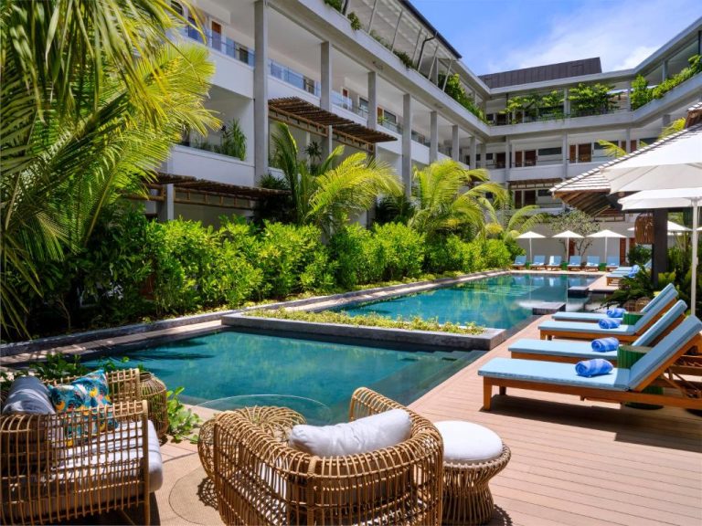 Piscina exterior rodeada de vegetación tropical en Laïla Seychelles, a Tribute Portfolio Resort
