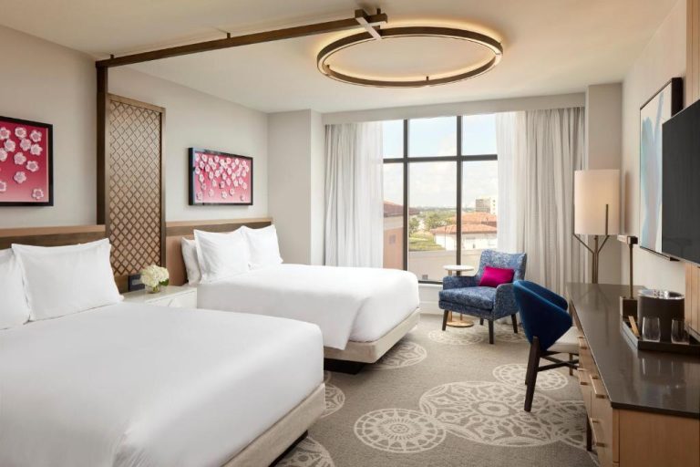 Habitación doble con dos camas y decoración moderna en Loews Coral Gables Hotel Miami