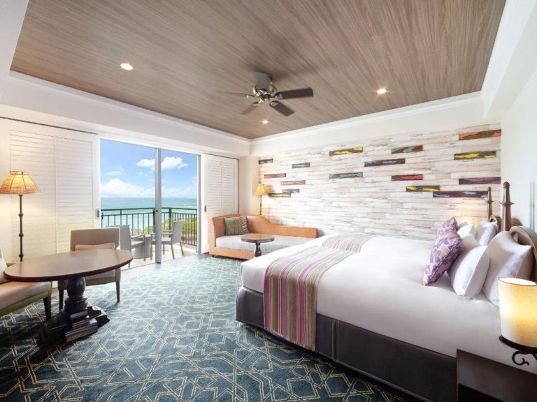 Habitación superior con cama king, terraza y vistas al mar turquesa en Hotel Nikko Alivila