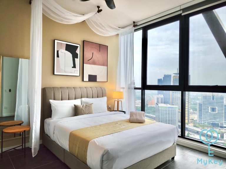 Habitación de lujo con cama doble y vistas panorámicas a los rascacielos en Scarletz Suites KLCC