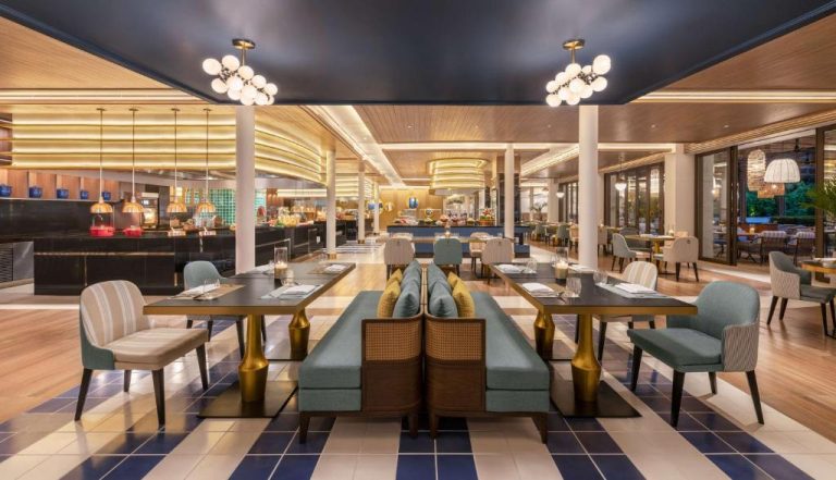 Elegante restaurante principal del Hyatt Regency Phuket Resort con buffet, mesas y lámparas de diseño