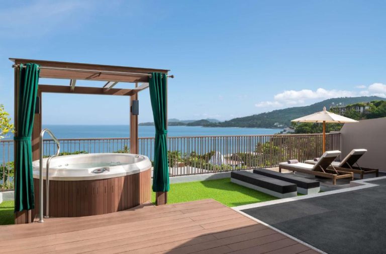 Jacuzzi privado en terraza con vista al mar del Hyatt Regency Phuket Resort y tumbonas