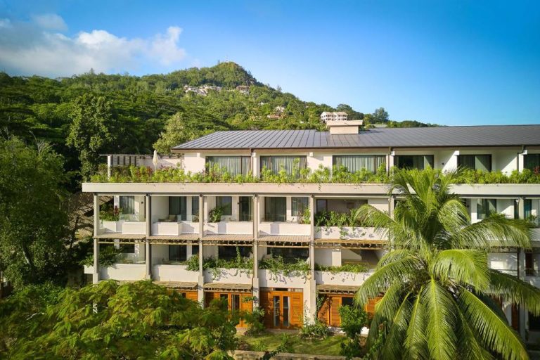 Fachada exterior del resort Laïla Seychelles Tribute Portfolio rodeada de vegetación tropical y colinas verdes