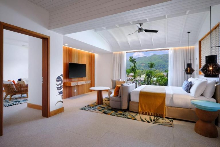 Suite de lujo con cama king y vistas a la montaña tropical en Laïla Seychelles Tribute Portfolio Resort