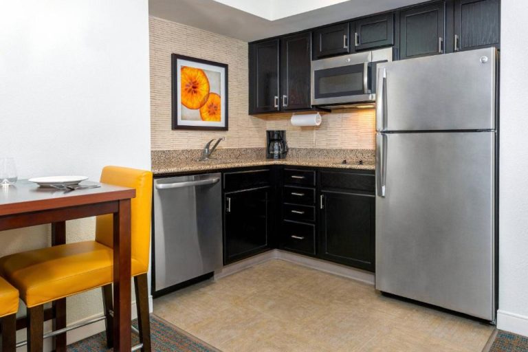 Cocina totalmente equipada con electrodomésticos en acero inoxidable y zona de comedor en Residence Inn Tampa Downtown