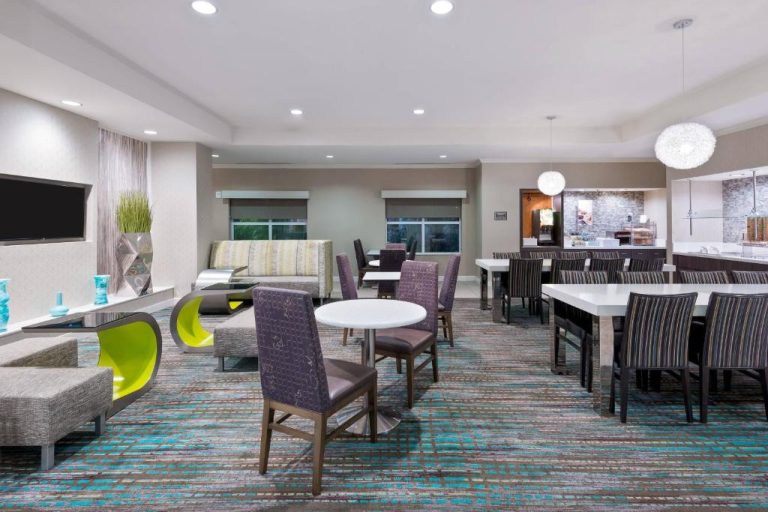 Zona de desayuno y lobby del Residence Inn Tampa Downtown con mesas, sillas y área de buffet