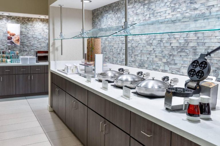 Buffet de desayuno con chafing dishes y gofrera en Residence Inn Tampa Downtown