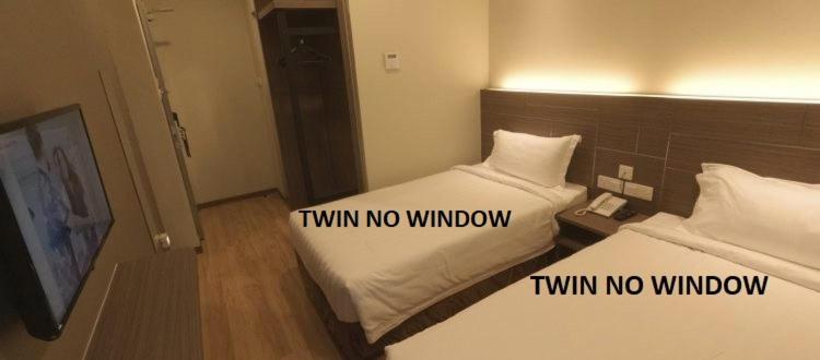 Habitación twin sin ventana con dos camas individuales en U Design Hotel Kuala Lipis