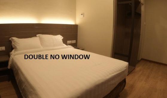Habitación doble sin ventana con cama matrimonial en U Design Hotel Kuala Lipis