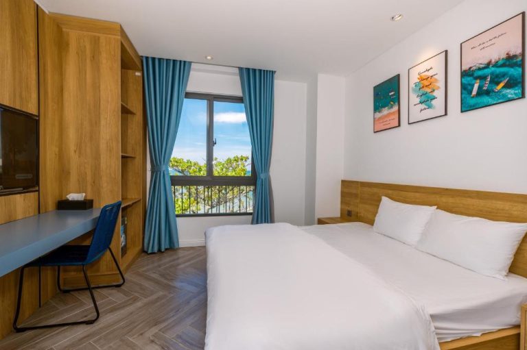 Habitación doble con cama king, escritorio y vistas al jardín tropical en Cát Lợi Phú Quốc Hotel
