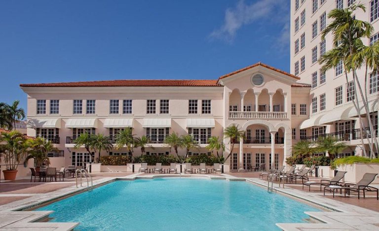 Piscina exterior con tumbonas y arquitectura mediterránea del Hyatt Regency Coral Gables en Miami