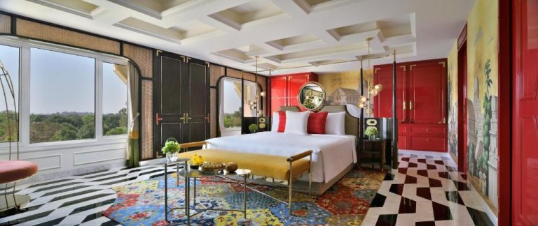 Suite de lujo con cama dosel y decoración ecléctica colorida en el Taj Mahal Hotel de Nueva Delhi
