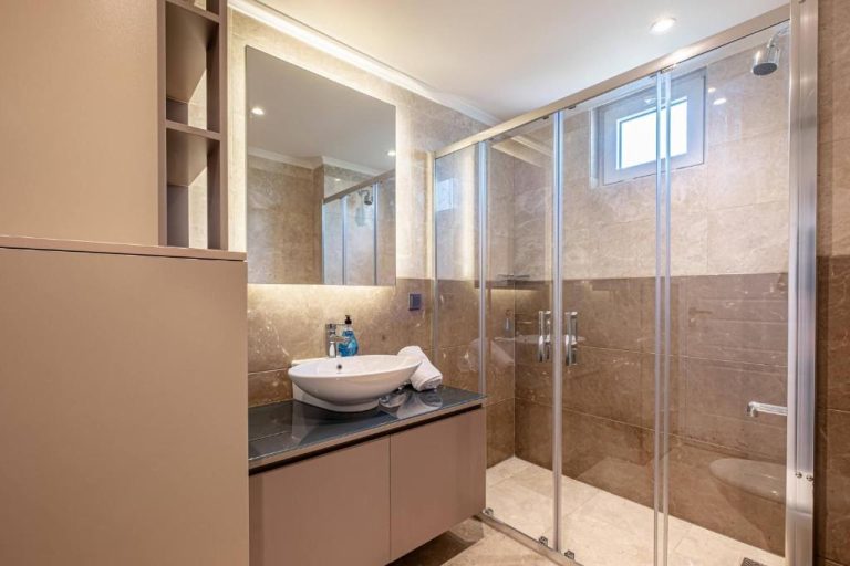 Baño moderno con ducha de cristal y lavabo sobre encimera en Belek Deluxe Suit