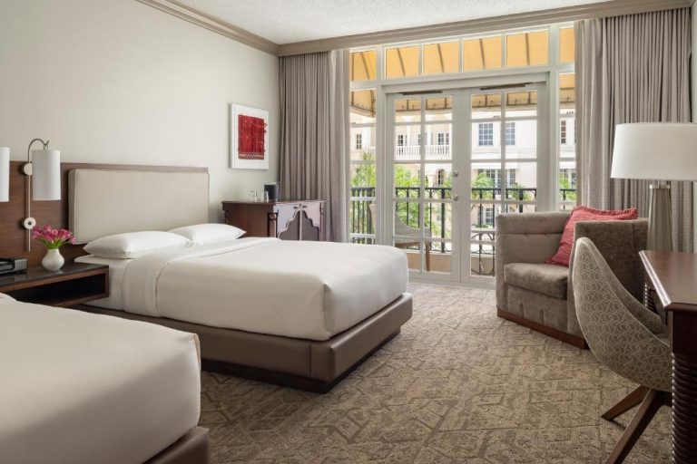 Habitación doble con balcón y vista al patio en Hyatt Regency Coral Gables Miami