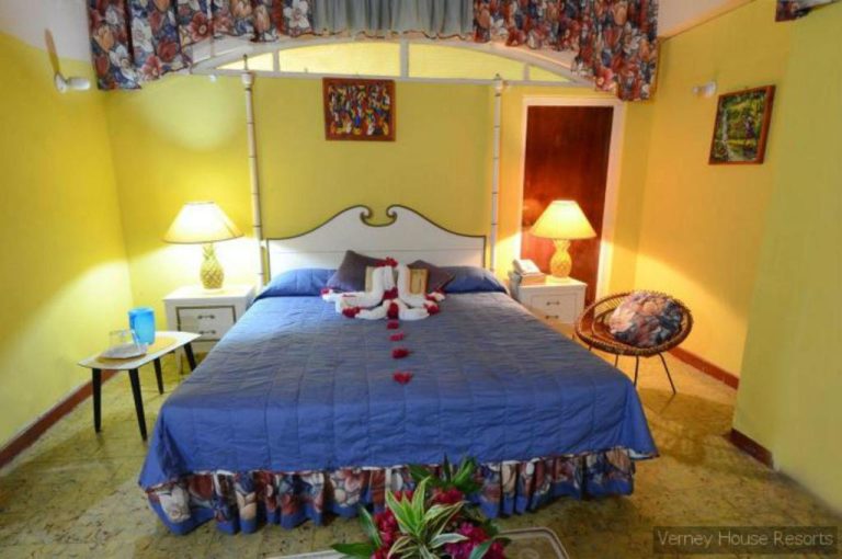 Habitación doble romántica con cama de dosel y decoración especial en Verney House Resort