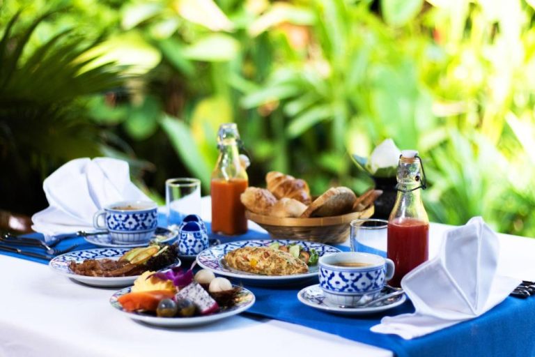 Desayuno buffet al aire libre con frutas, bollería y zumos en el Angkor Village Hotel de Siem Reap