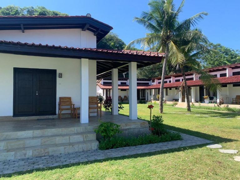 Bungalows con jardín tropical y palmeras en Balong Balong Surf Bungalows & Restaurant