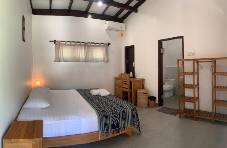 Habitación doble con baño privado y escritorio de madera en Balong Balong Surf Bungalows