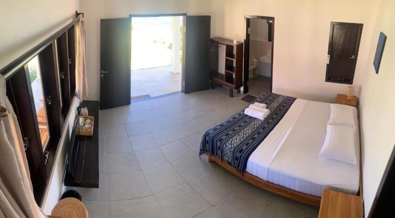 Habitación doble amplia con cama matrimonial y terraza exterior en Balong Balong Surf Bungalows