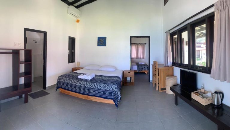 Habitación doble con cama matrimonial y TV en Balong Balong Surf Bungalows & Restaurant