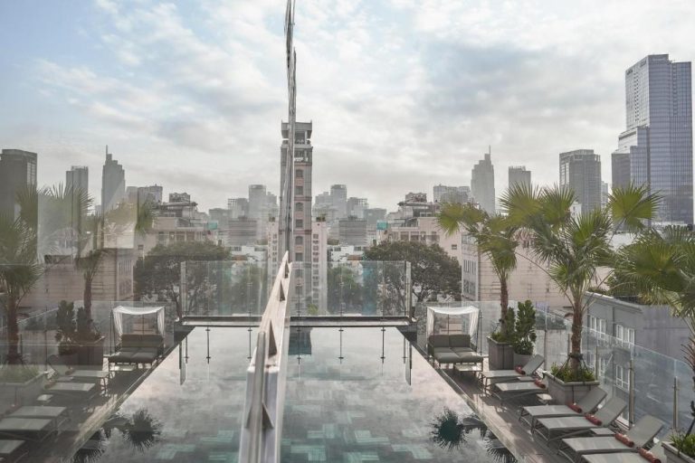 Piscina infinita en la azotea del La Siesta Premium Saigon con vistas al skyline de Ho Chi Minh