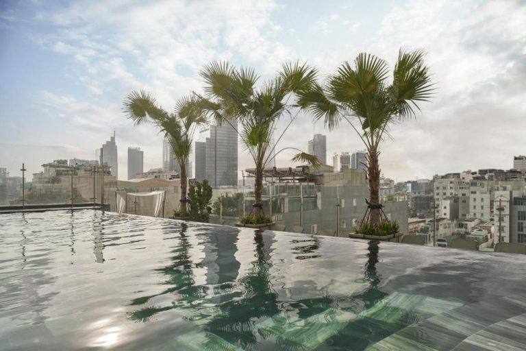 Piscina infinita en la azotea del La Siesta Premium Saigon con vistas al skyline de Ho Chi Minh