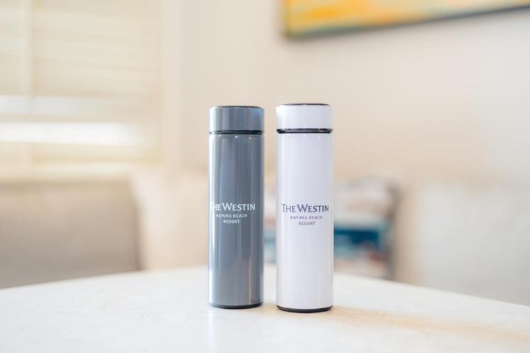 Dos botellas térmicas personalizadas del The Westin Hapuna Beach Resort en color gris y blanco