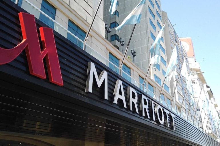 Fachada exterior del Marriott Buenos Aires Downtown con señalización iluminada y banderas argentinas