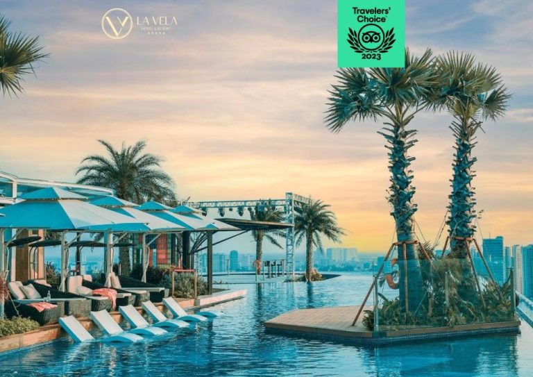 Piscina infinita en la azotea del La Vela Saigon Hotel con palmeras y vistas panorámicas de la ciudad