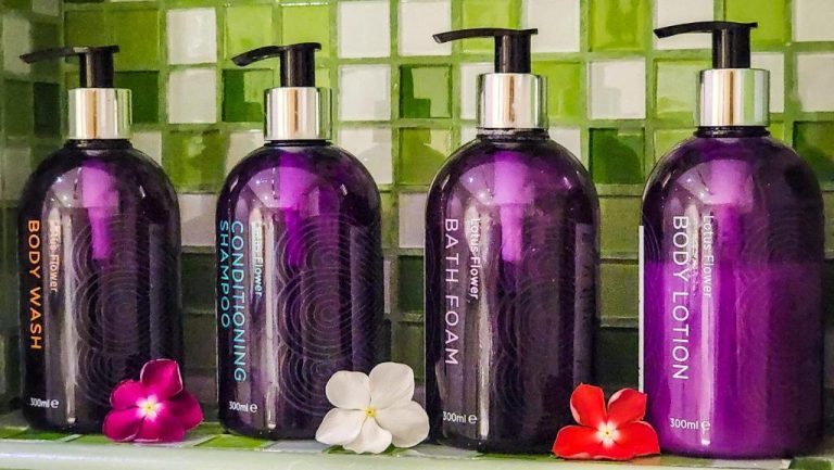 Amenities de baño Lotus Flower del Centara Muscat Hotel Oman: body wash, champú, espuma de baño y loción corporal