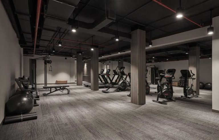 Gimnasio completamente equipado con bicicletas estáticas y cintas de correr en La Siesta Premium Saigon