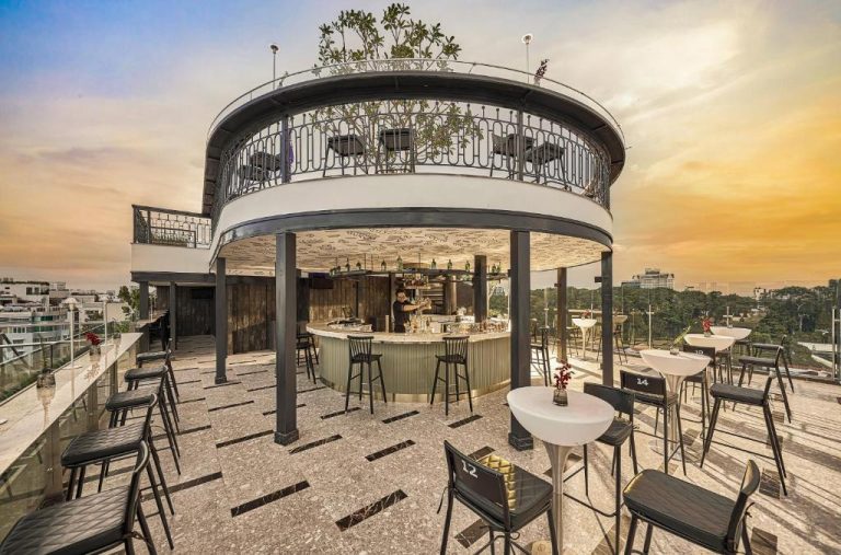 Bar en terraza rooftop con vistas panorámicas de la ciudad en La Siesta Premium Saigon