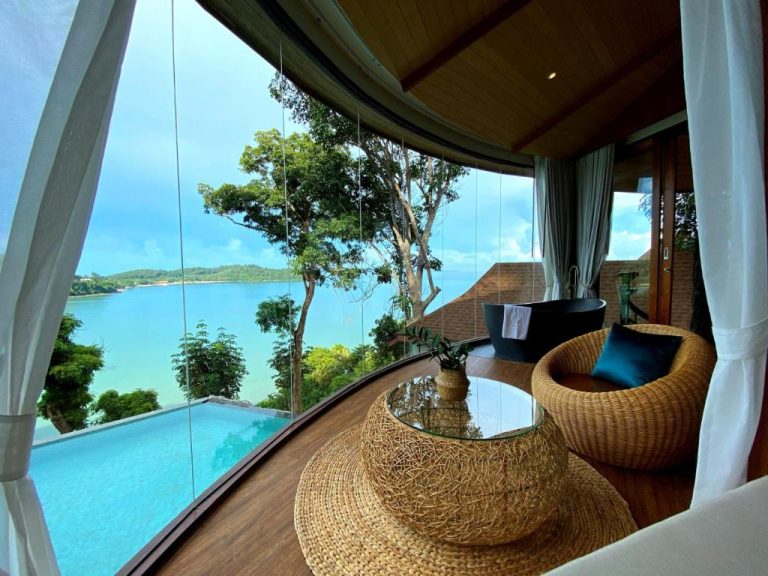 Villa de lujo en SINAE Phuket con piscina infinita, bañera y vistas panorámicas al mar turquesa